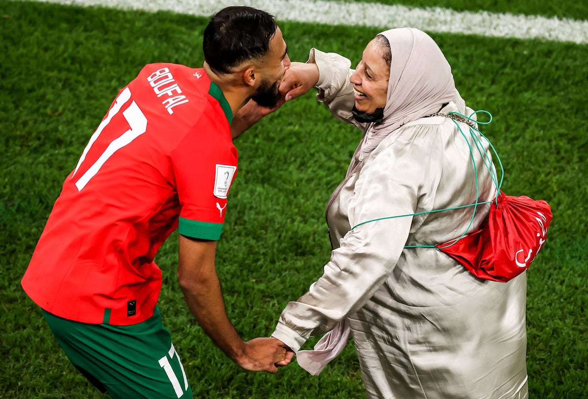 ‘La veía salir a las 6:00 a.m a trabajar’, el futbolista marroquí que bailó con su mamá en el Mundial