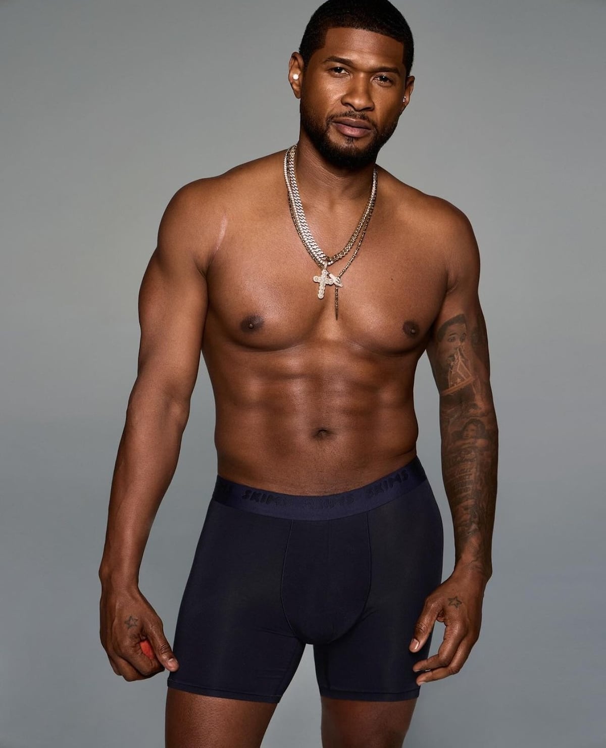 Así luce Usher, de 45 años, en la nueva campaña de ropa interior de Skims