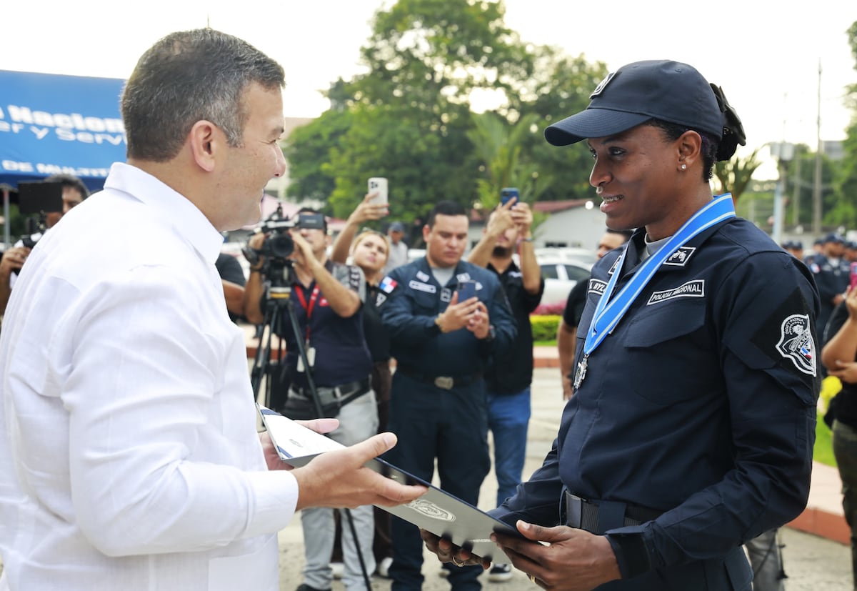 El acto de ascenso de Atheyna Bylon a Sargento primera de la Policía Nacional