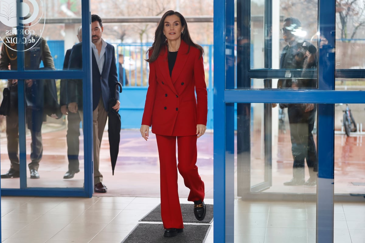 El traje sastre rojo de la reina Letizia de España, una lección de estilo para la mujer profesional  