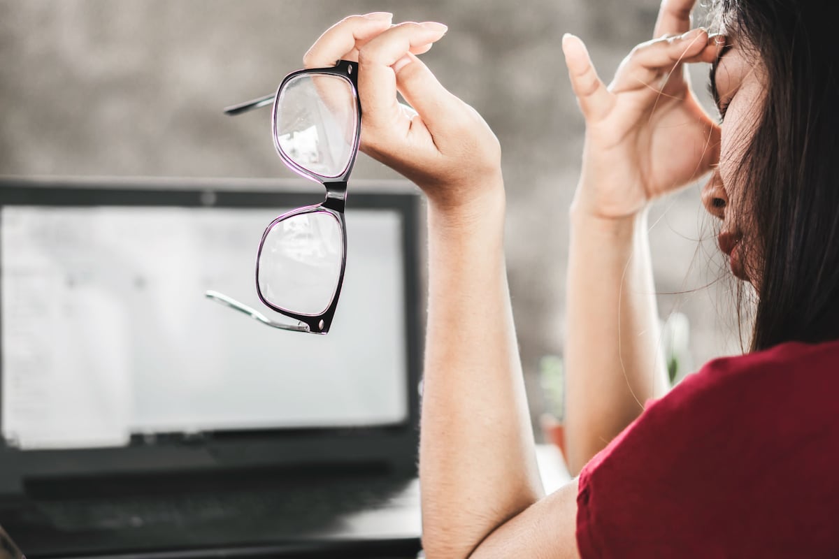 Cuida tu vista durante el teletrabajo: consejos para evitar la fatiga visual frente al ordenador