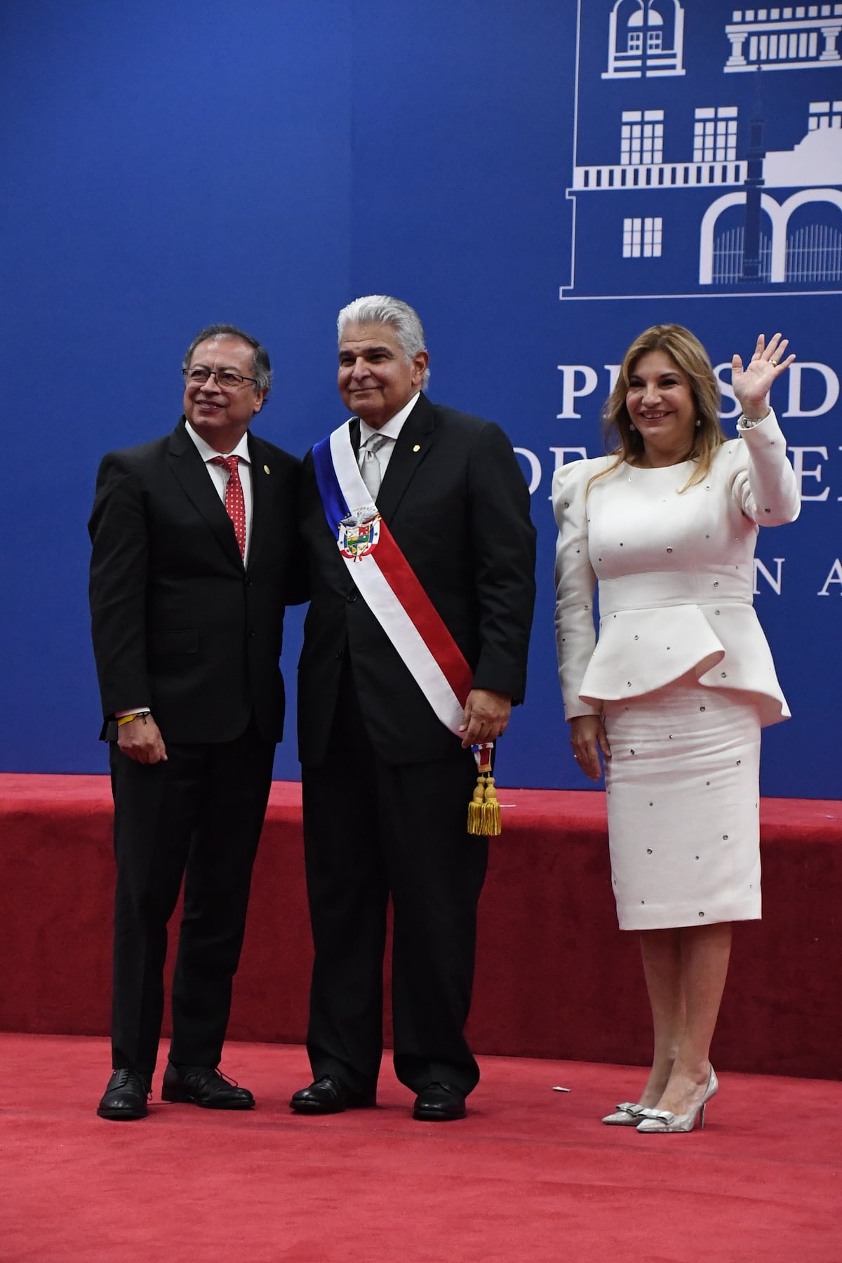 En jeans, corbata floral y supuestamente acompañado: Las fotos del presidente Petro en Panamá