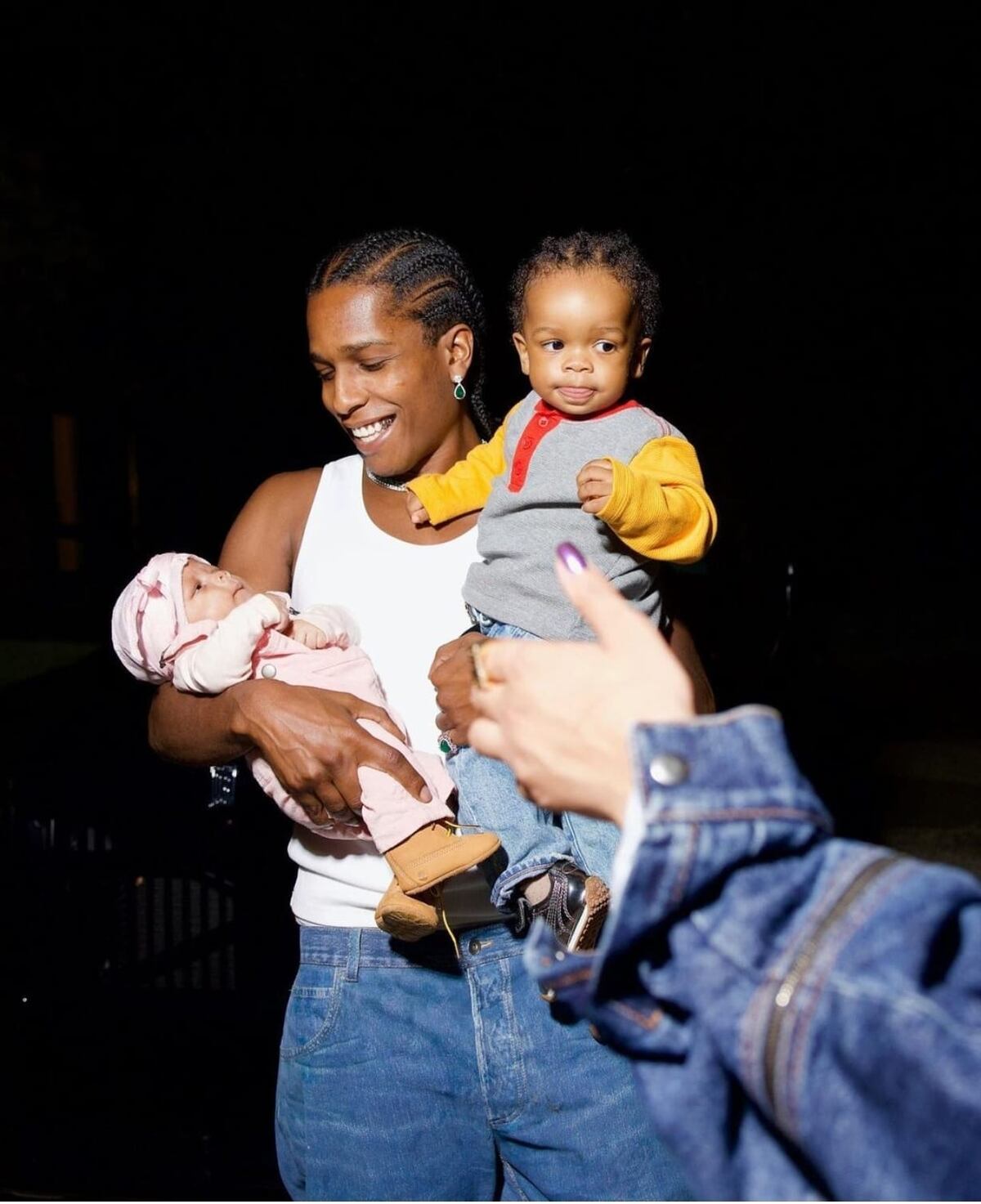 Rihanna y A$AP Rocky presentan a Riot Rose, su segundo bebé, en una sesión de fotos estilo paparazzi