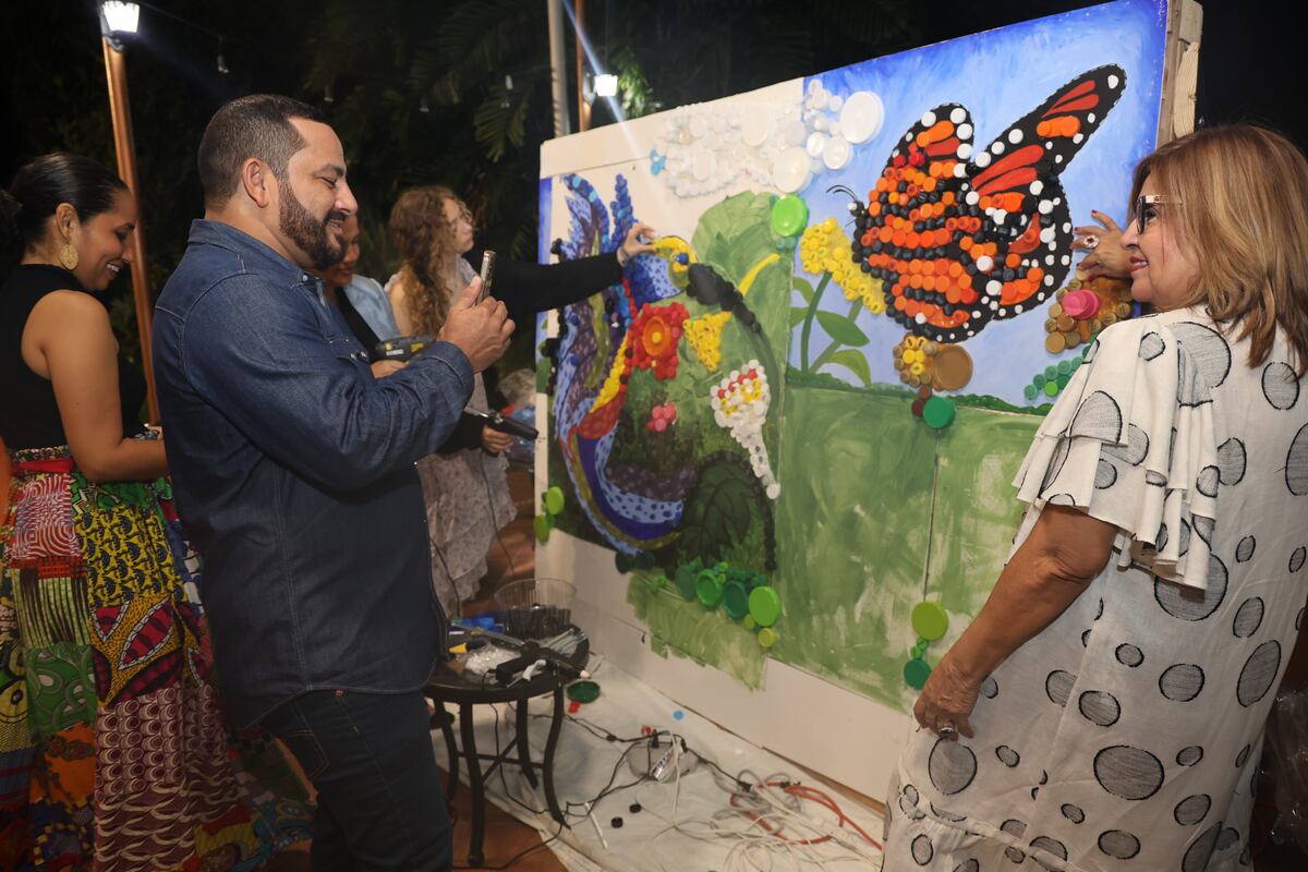 Exhibición de arte en la embajada de Estados Unidos en Panamá guiada por estudiantes panameños 