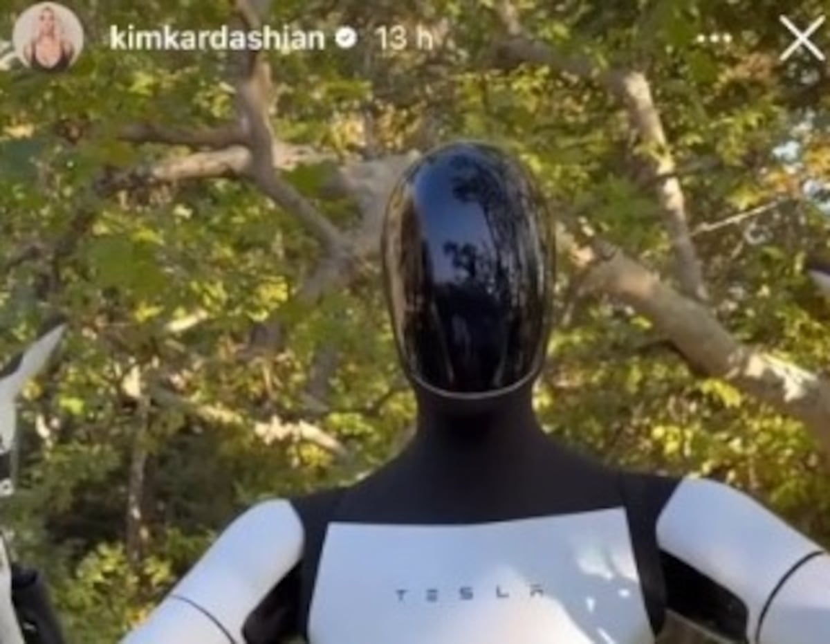 Nada más ‘iconic’ que tener un Tesla Optimus, y Kim Kardashian lo sabe👑