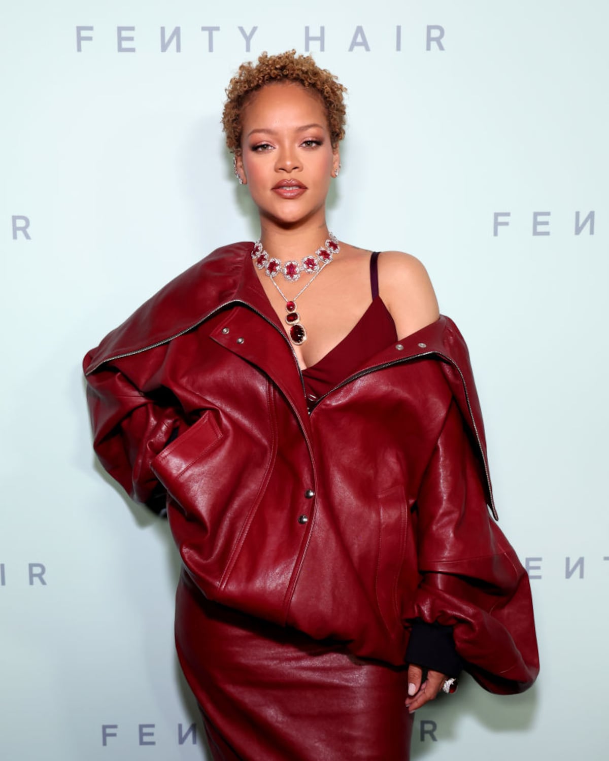 Rulitos cortos y dorados: Rihanna luce su cabello natural en el lanzamiento de Fenty Hair