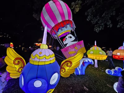 El festival de linternas chinas alumbra el camino en el parque Omar