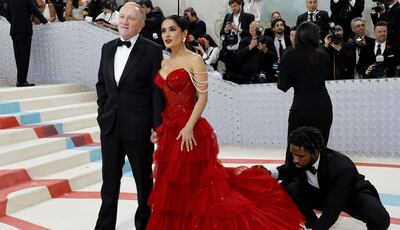 Salma Hayek y su esposo, Robert Pattison y su novia Suki Waterhouse, parejas famosas en Met Gala 2023