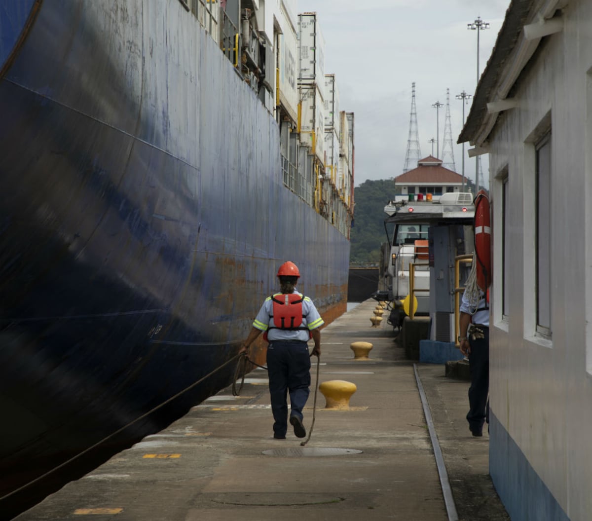 Marisol Delgado, la única mujer botera en el Canal de Panamá