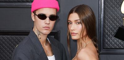 Para celebrar la renovación de sus votos matrimoniales, Justin y Hailey Bieber anuncian su embarazo