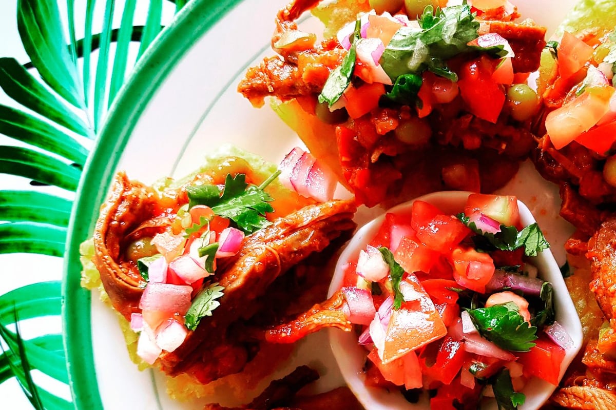 Patacones coronados con ropa vieja y pico de gallo