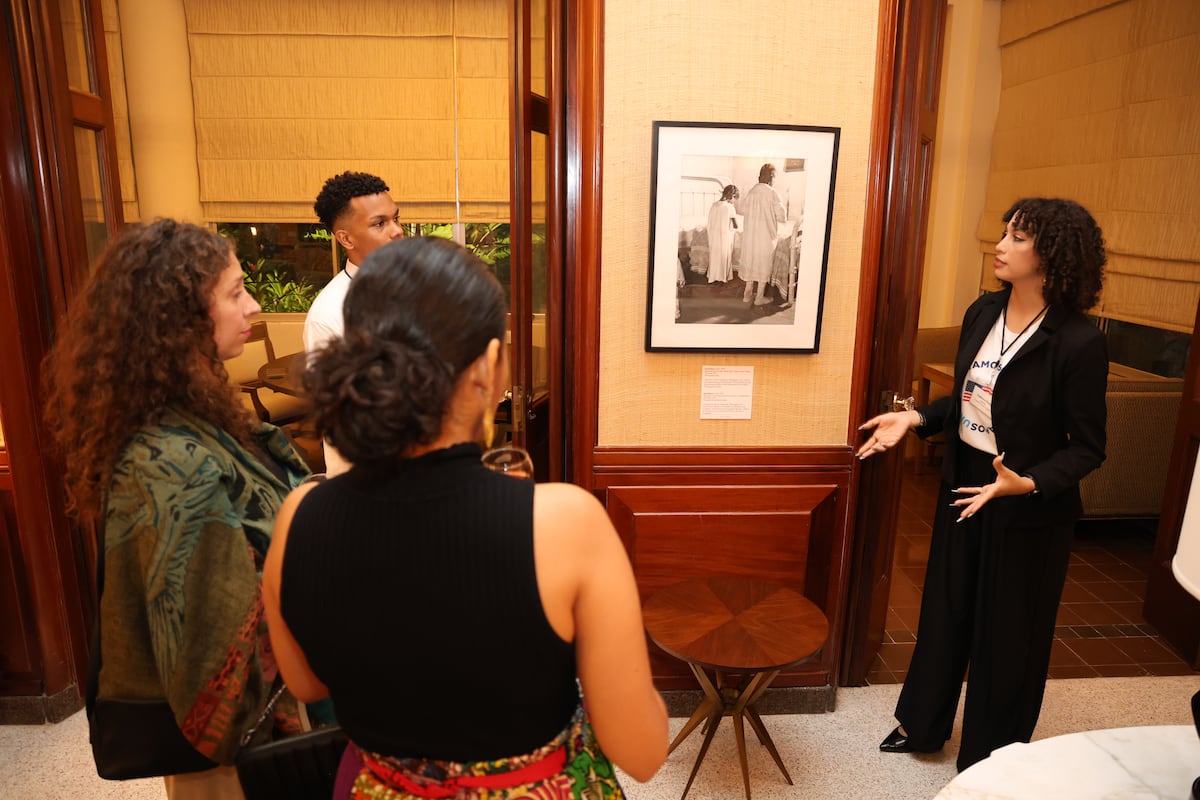 Exhibición de arte en la embajada de Estados Unidos en Panamá guiada por estudiantes panameños 