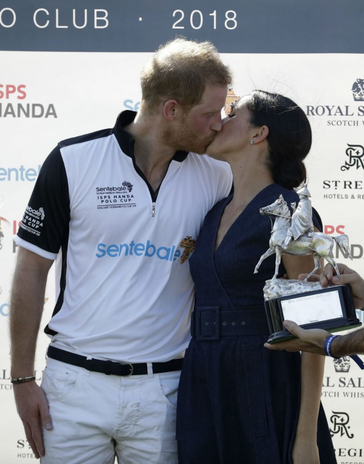 El tierno beso en público de Harry y Meghan