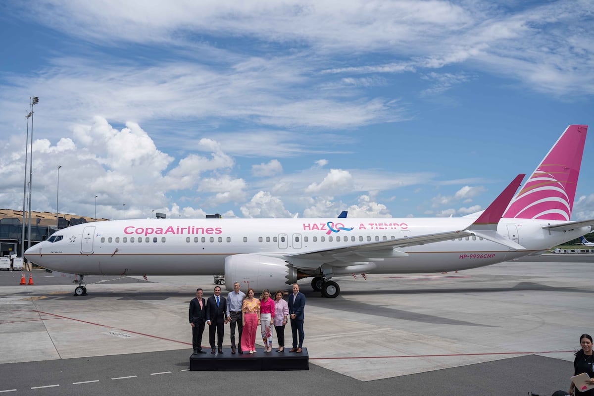 Un avión rosa por los cielos de América