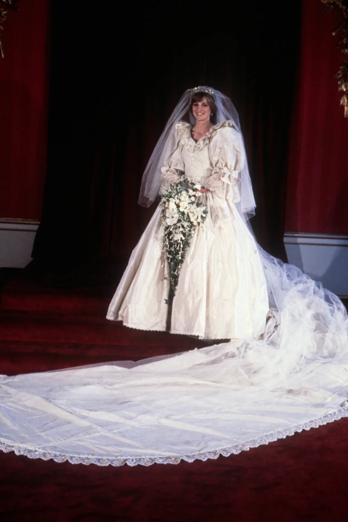 La diseñadora del vestido de novia de Lady Di prepara una versión moderna de ese traje