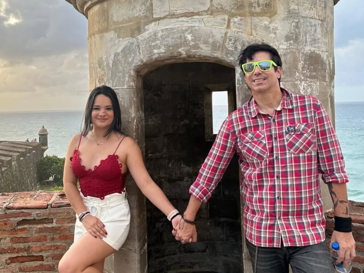 El cantante Emilio Regueira y Aislinn Hartmann celebran su boda civil