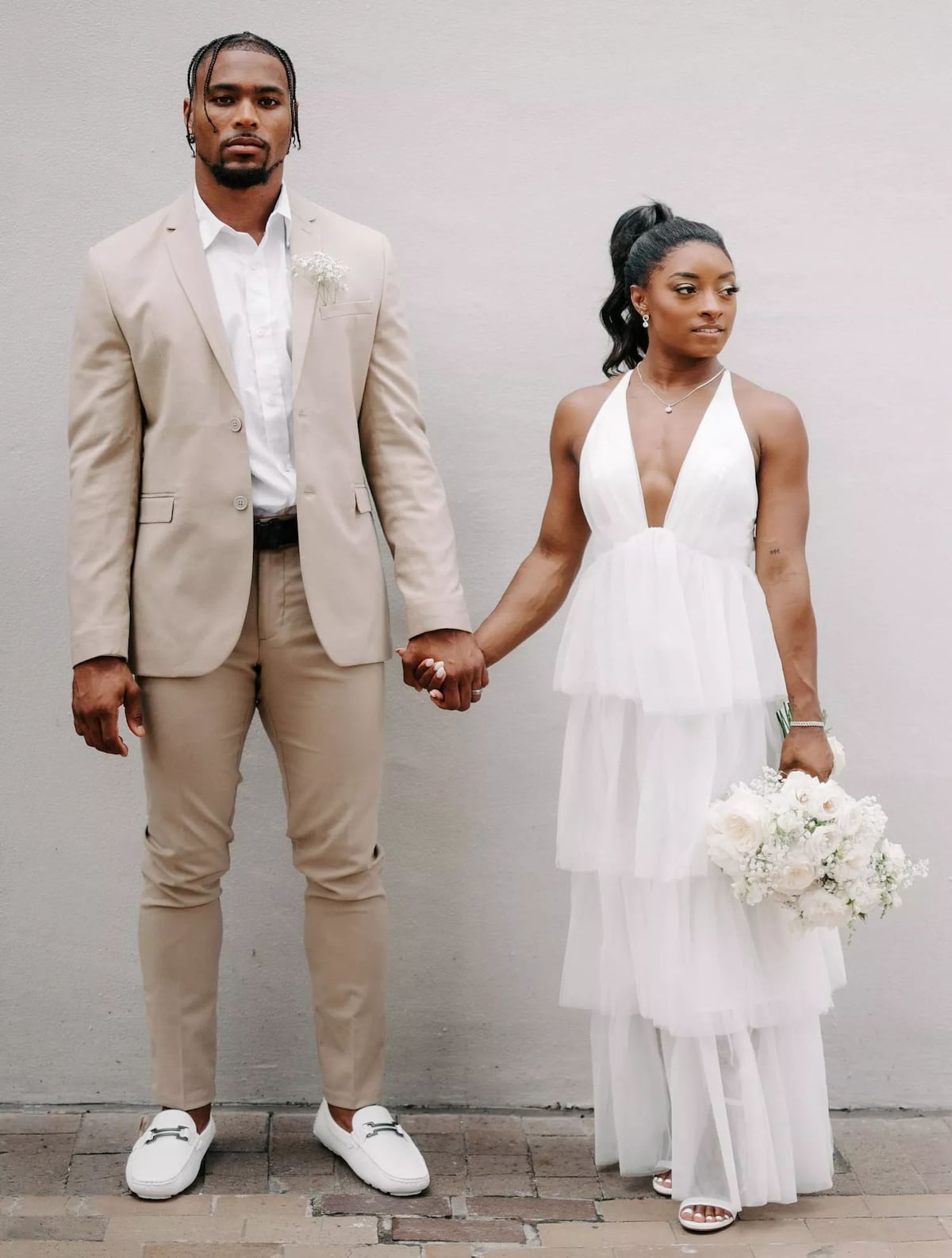 Simone Biles, la gimnasta más premiada de todos los tiempos, se casa con un espectacular vestido de $120 que compró por internet