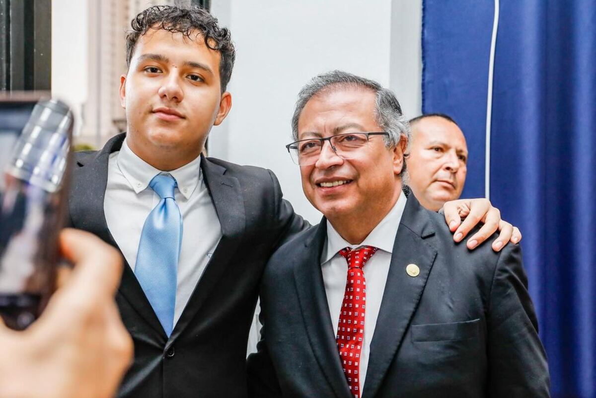 En jeans, corbata floral y supuestamente acompañado: Las fotos del presidente Petro en Panamá