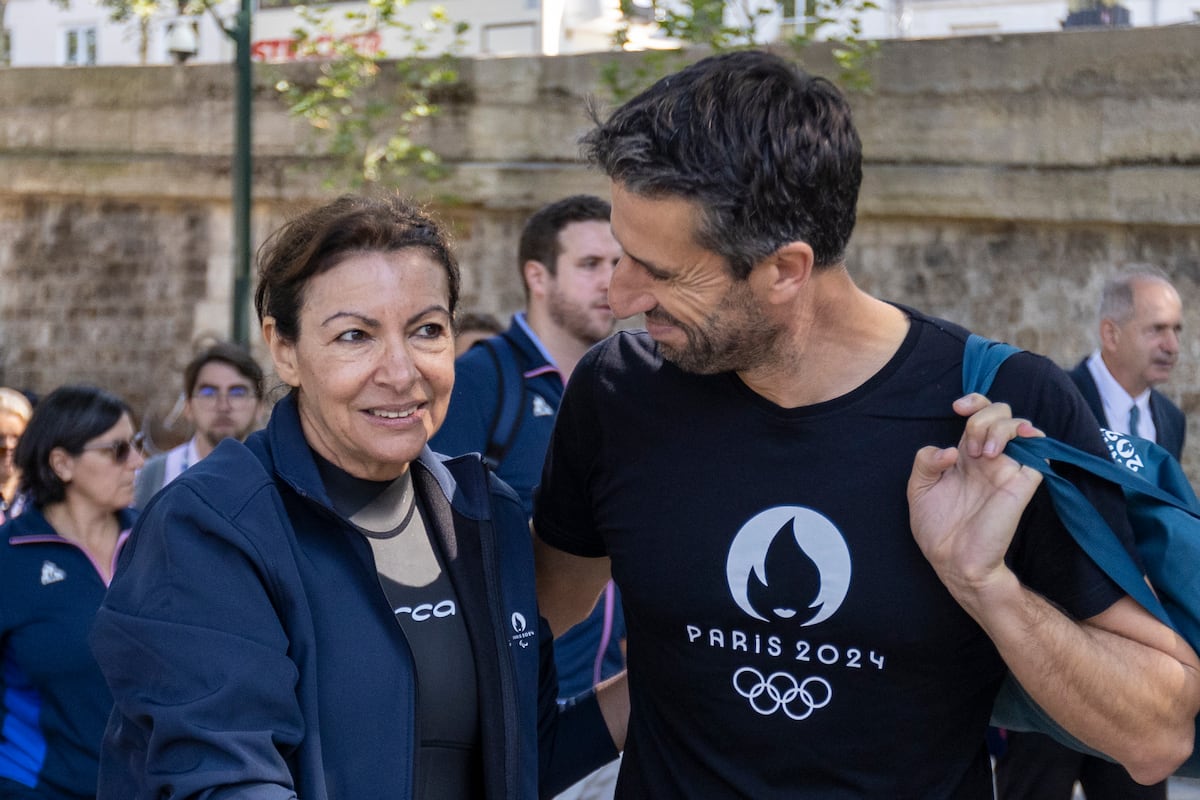 ¿Está lo suficientemente limpio el río Sena para nadar? La alcaldesa de París se baña en él antes de los Juegos