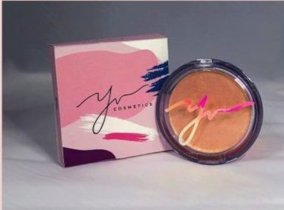 Adiós al maquillaje mate, ilumina tu rostro con ‘highlighters’