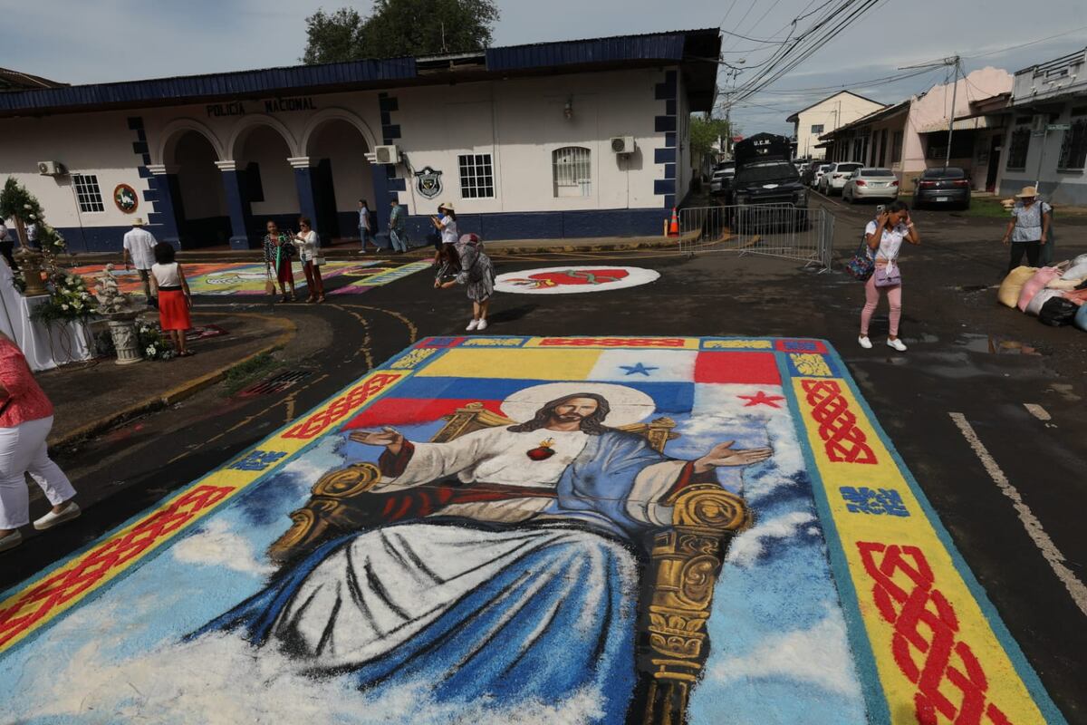 Alfombras de sal de colores listas para la Fiesta del Corpus Christi en La Villa de Los Santos