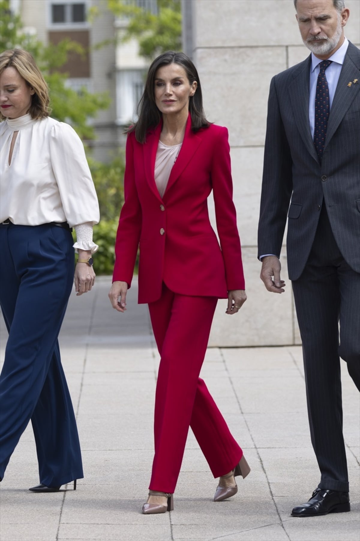 La reina Letizia recupera el traje más favorecedor de su armario y nos recuerda por qué el rojo es su color fetiche