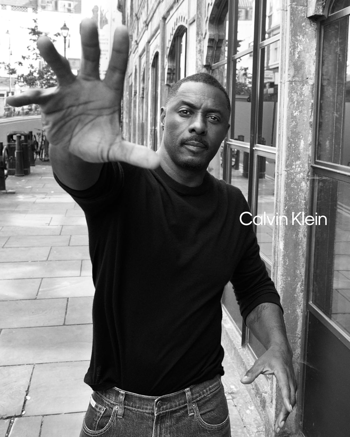 Idris Elba es la nueva imagen de moda masculina de Calvin Klein