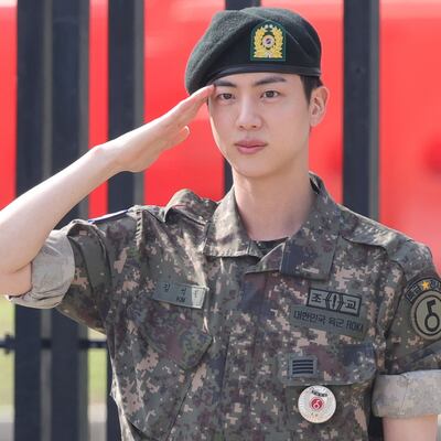 Jin se convierte en el primer miembro de BTS en completar su servicio militar obligatorio