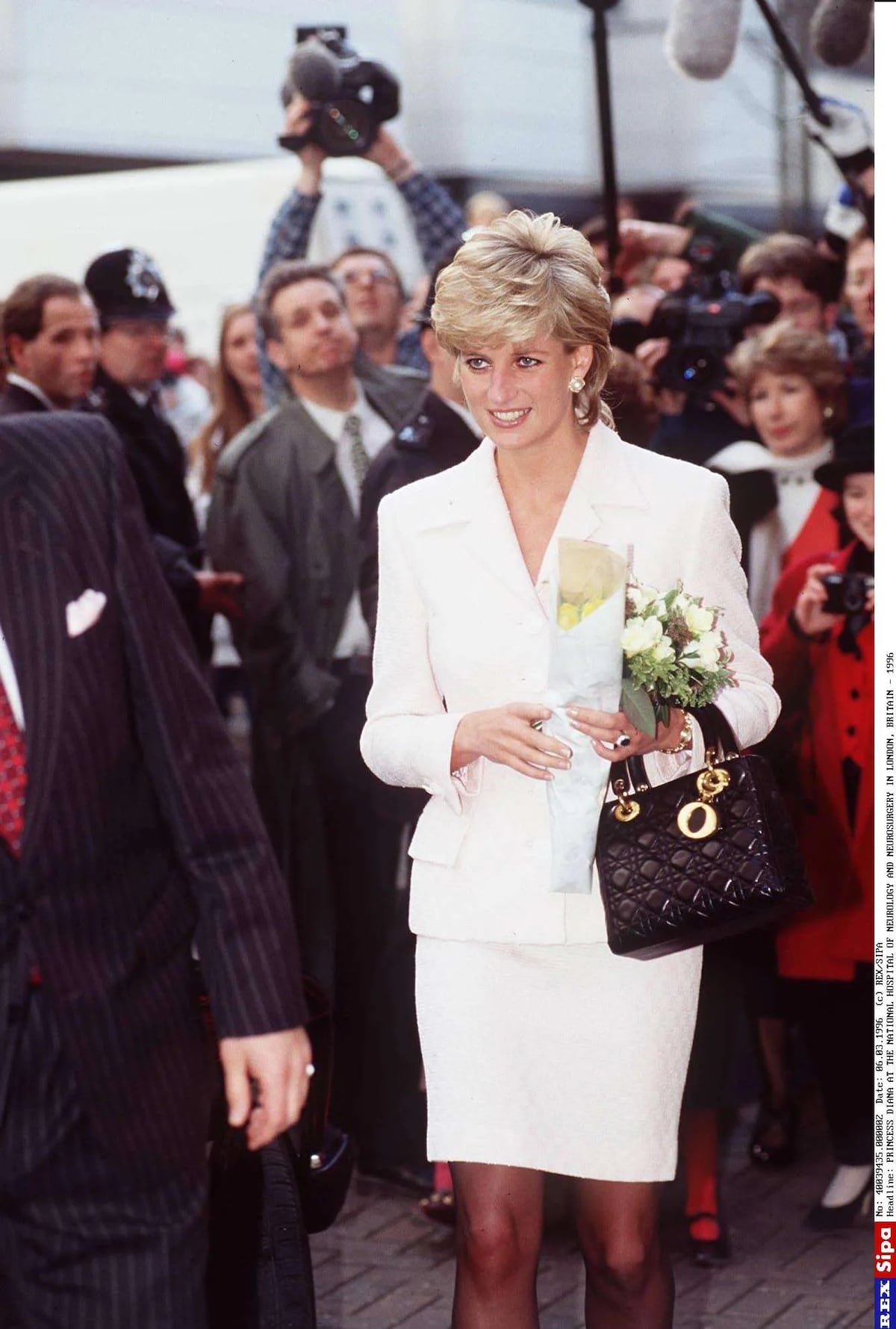 El bolso de Dior, bautizado en honor a Lady Di, es el nuevo predilecto de la reina Camilla