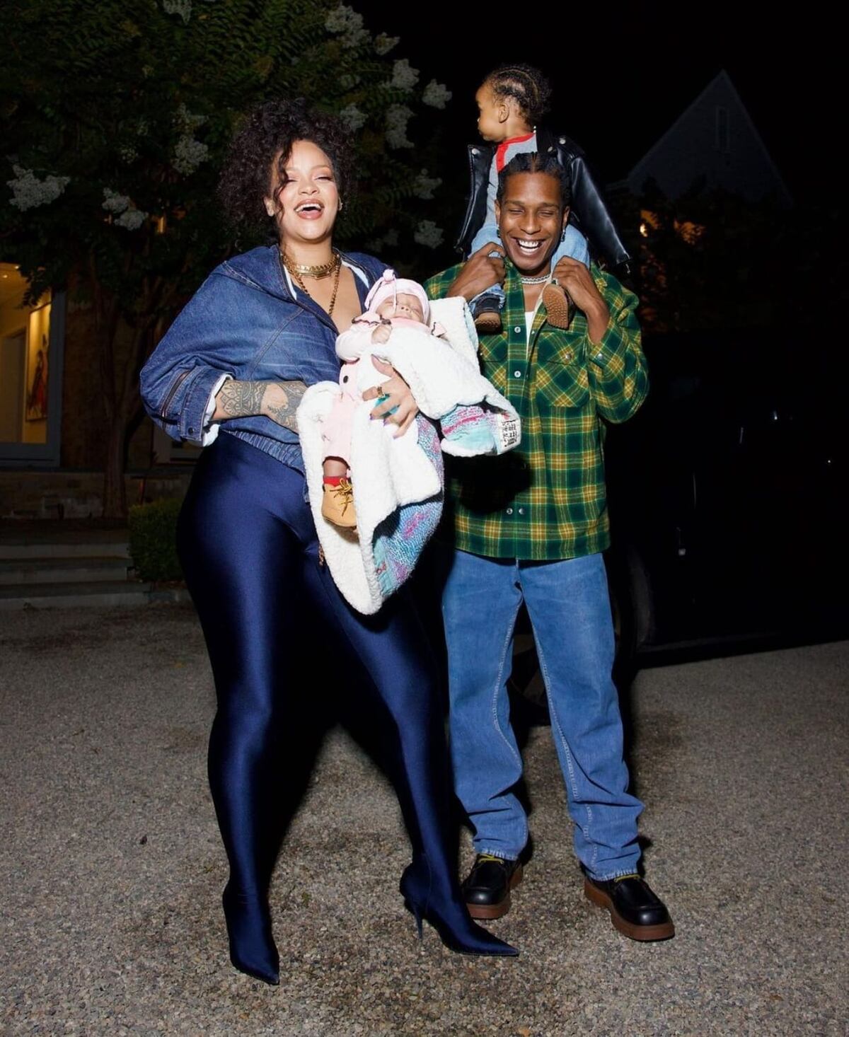 Rihanna y A$AP Rocky presentan a Riot Rose, su segundo bebé, en una sesión de fotos estilo paparazzi