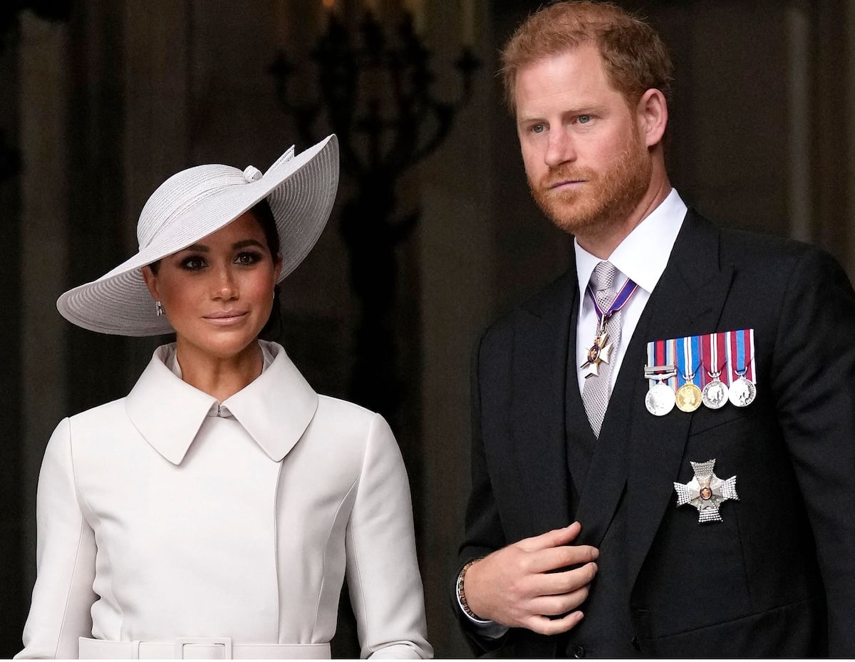 La reina no acude a misa de jubileo; Harry y Meghan se roban la atención