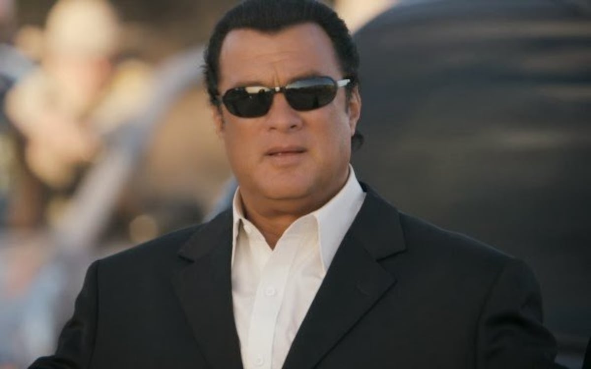 Mujer acusa a Steven Seagal de violarla en 1993