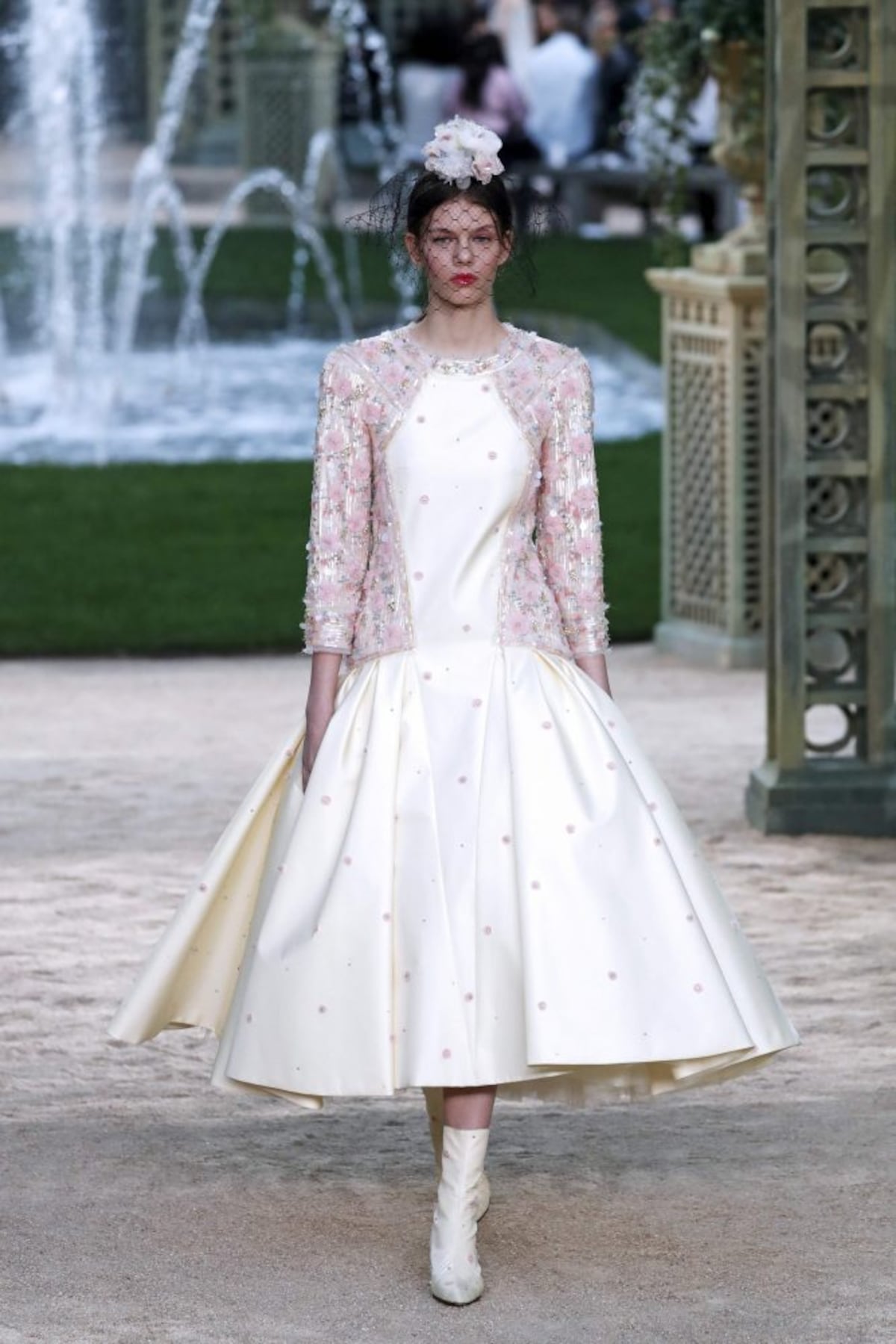 Brillo y rosas en el desfile Primavera Verano de Chanel en París