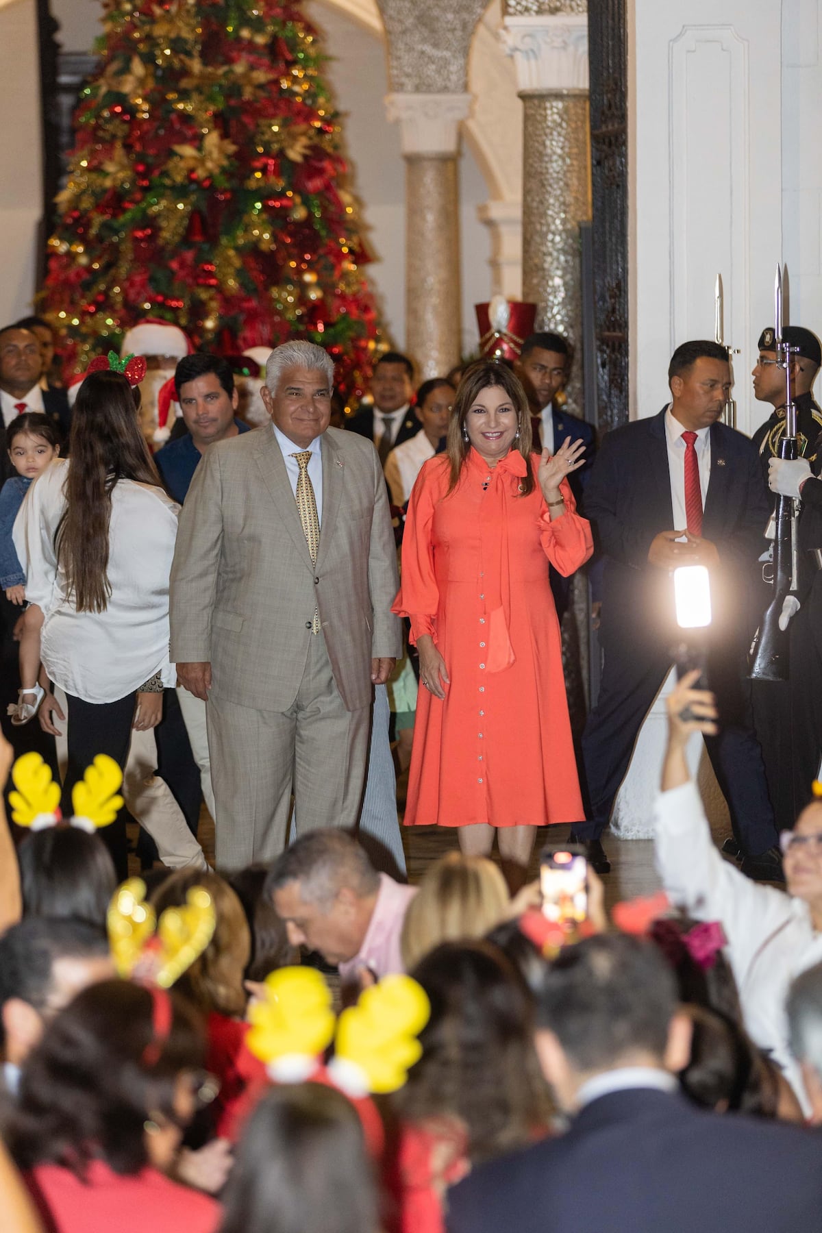 Así fue el encendido de luces navideñas en el Palacio de las Garzas 