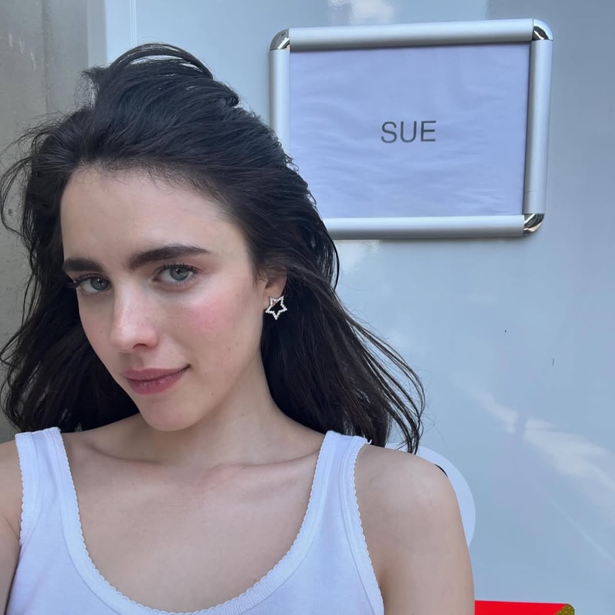 Margaret Qualley comparte que las prótesis que utilizó para ‘La Sustancia’ le causaron acné por un año