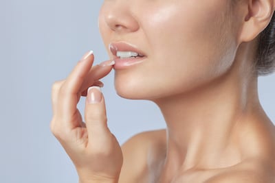 Cómo prevenir los labios cortados durante el verano