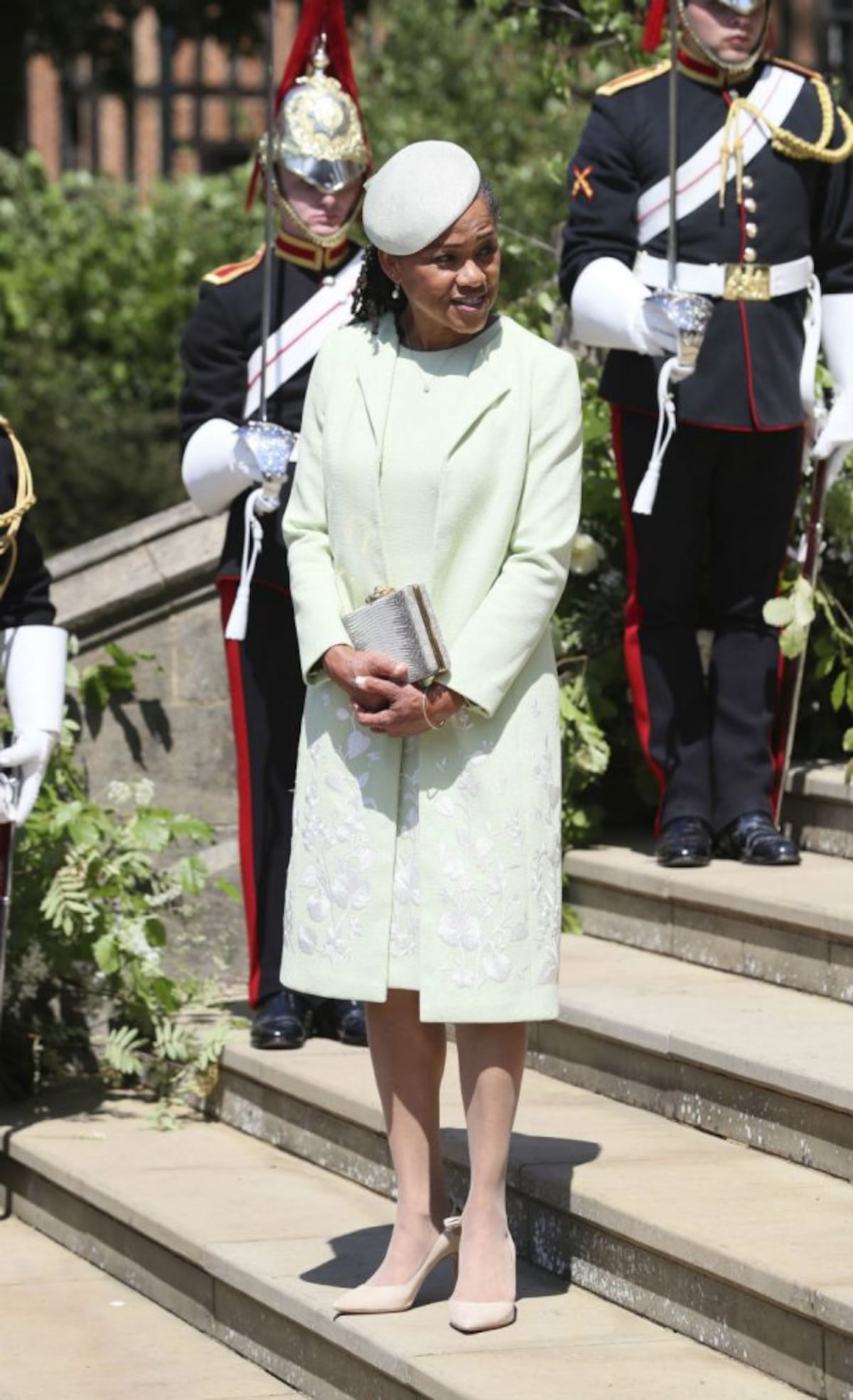 El delicado traje verde y el piercing de Doria Ragland, la mamá de Meghan