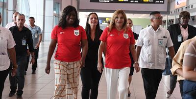 Con la camiseta puesta, Maricel de Mulino y Lucy Molinar reciben en Tocumen a la Selección de Panamá