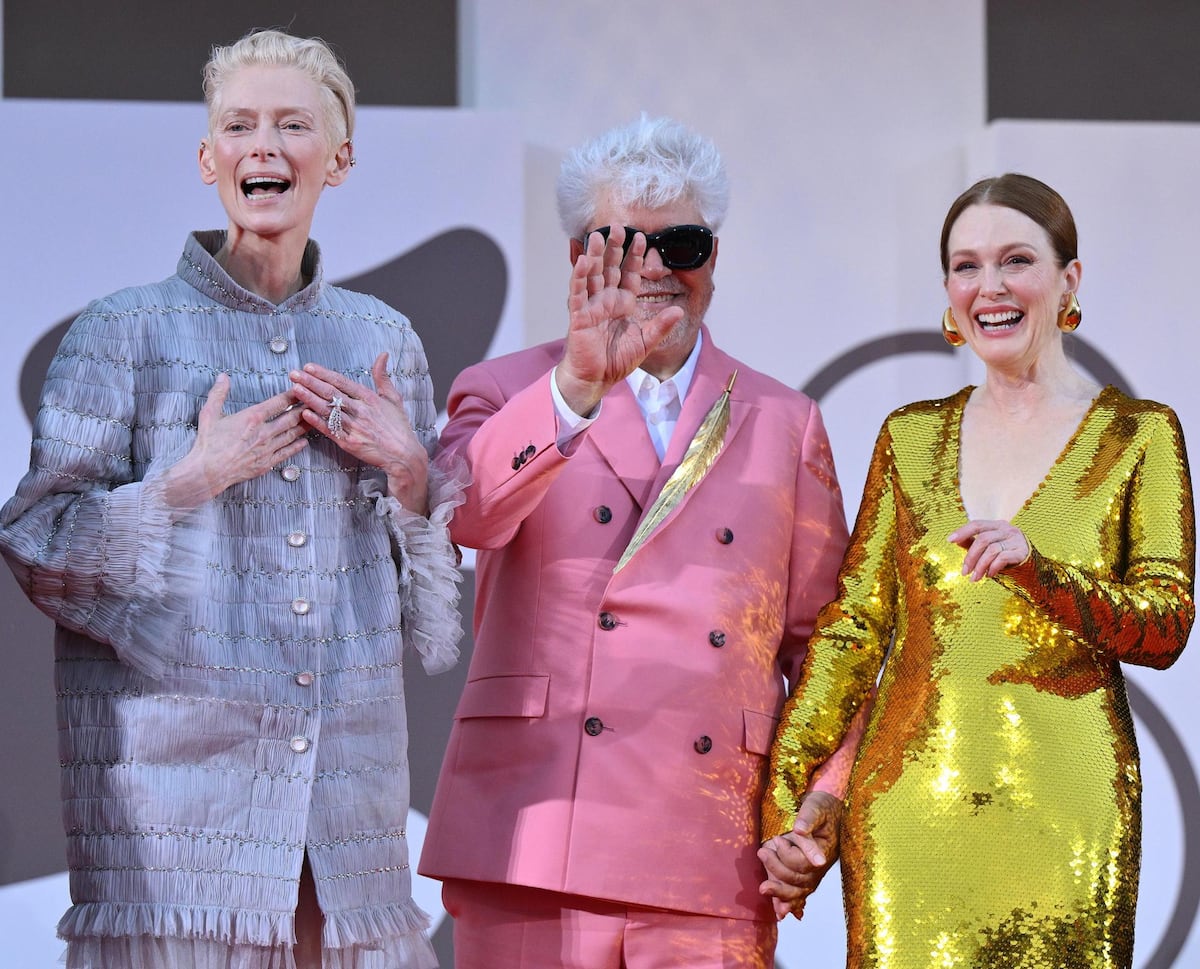 Almodóvar y sus ‘chicas’ Tilda Swinton y Julianne Moore brillan en el Festival de Venecia