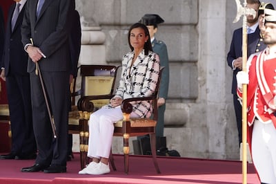 En zapatillas y pantalón blanco, el look infalible de la reina Letizia por estos días