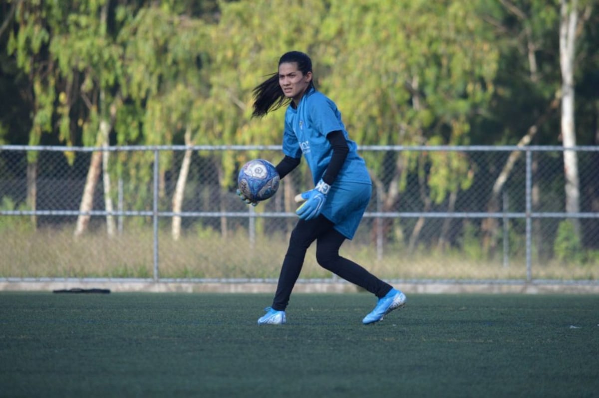 Arquitecta panameña y licenciada en salud es la nueva portera de un club de fútbol internacional