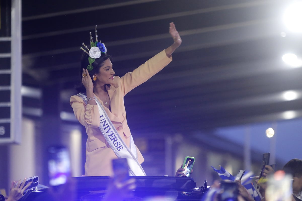 La Miss Universo nicaragüense llega a Panamá entre ovaciones de compatriotas y panameños