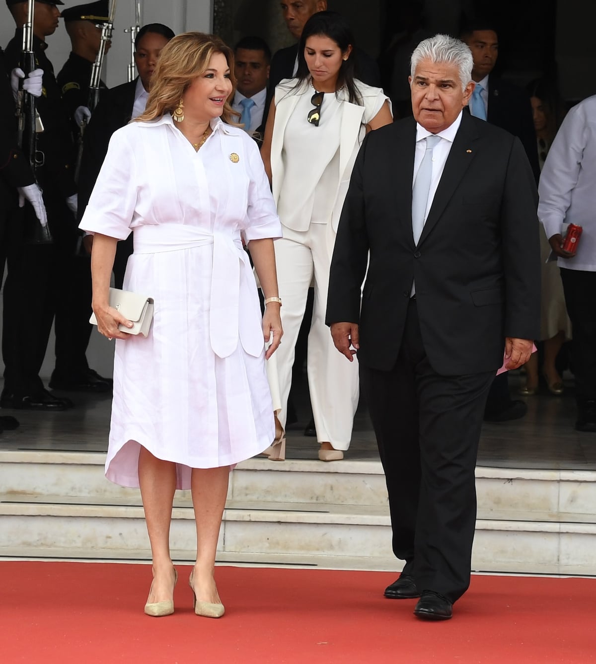 La primera dama Maricel de Mulino y sus trajes de diseño local para fechas patrias