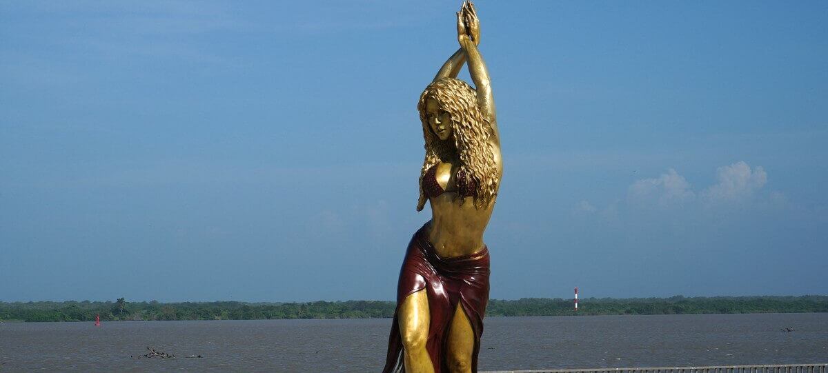 6 metros de bronce y una falda que se convierte en olas: así es la estatua de Shakira en Barranquilla