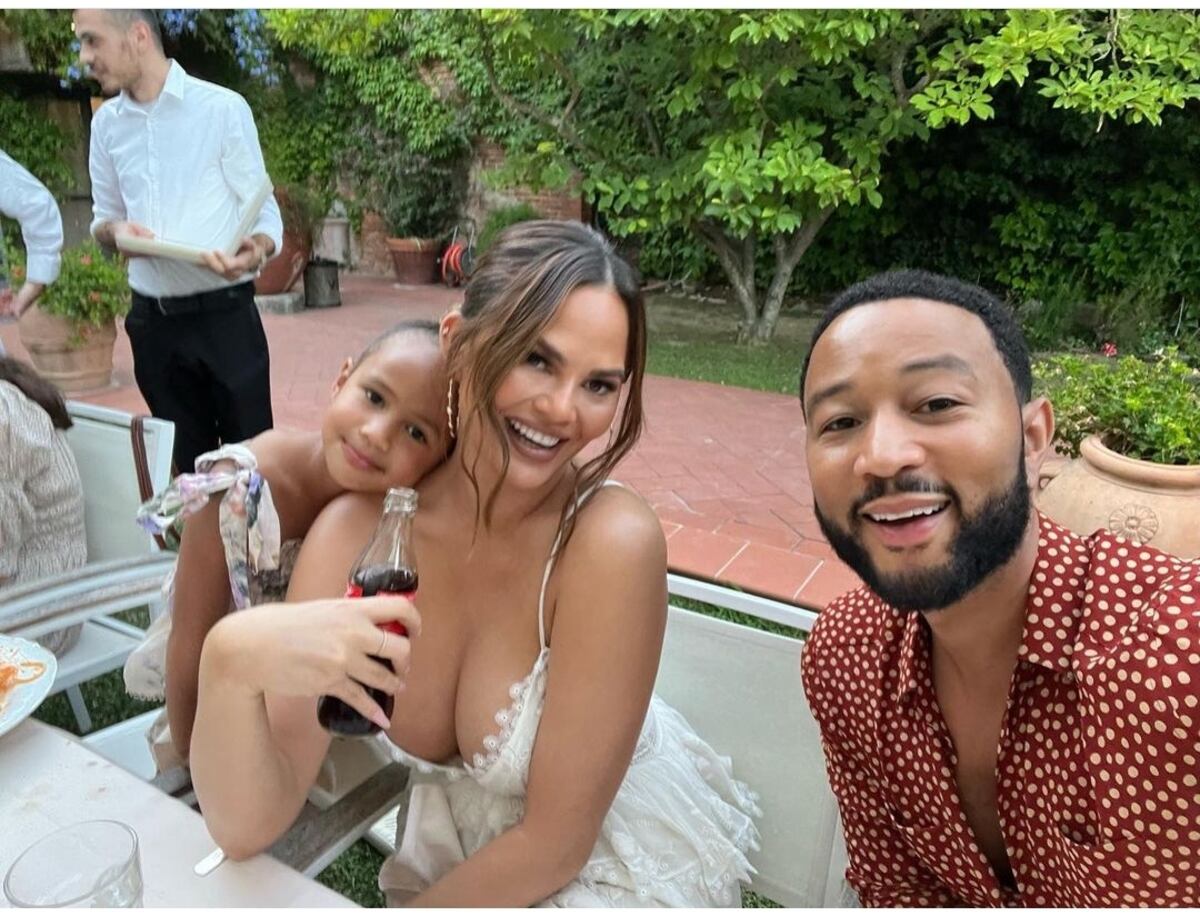 Chrissy Teigen anuncia su nuevo embarazo, dos años después de perder a su tercer hijo