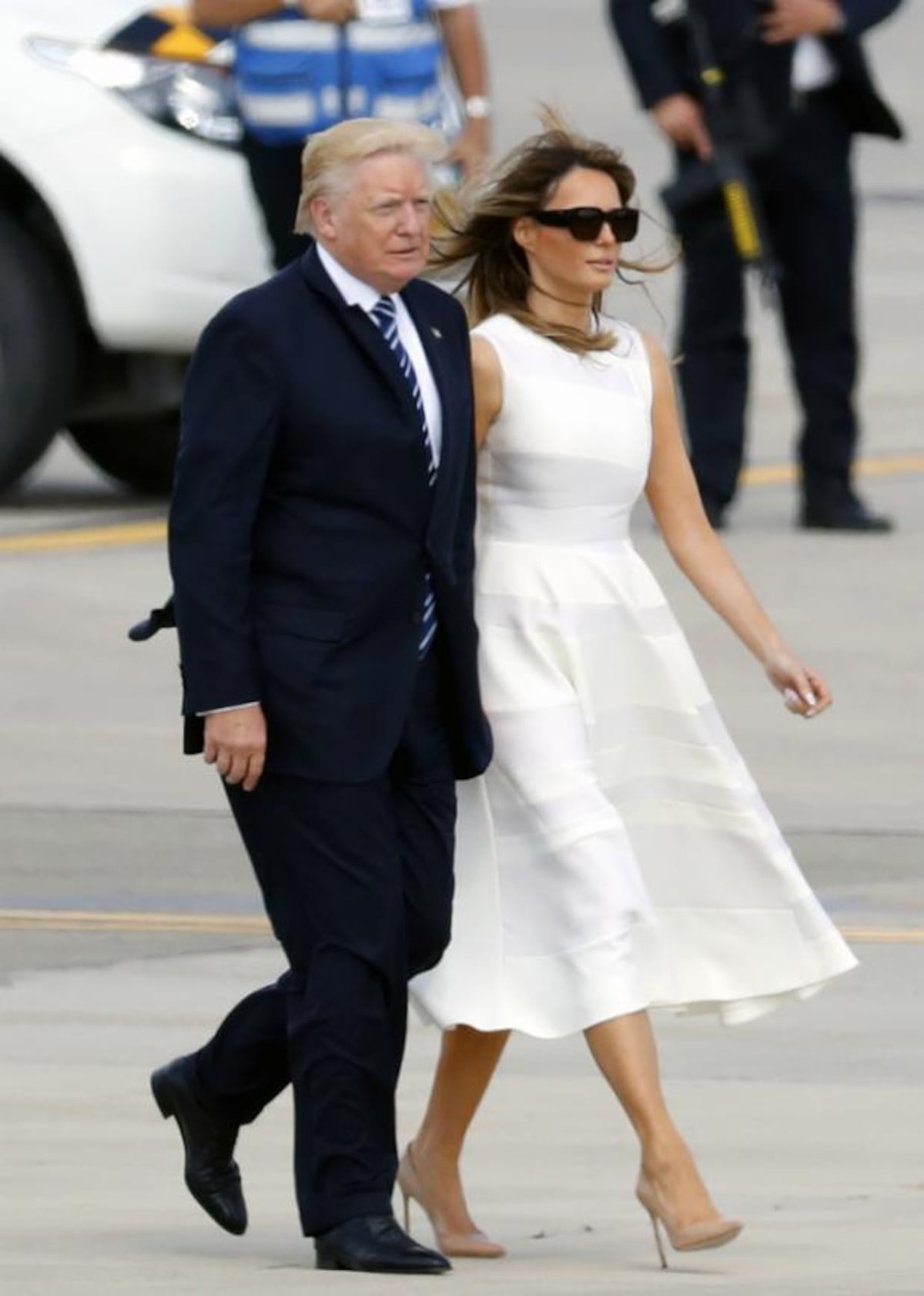 Los controversiales atuendos de Melania Trump en su primera gira como primera dama