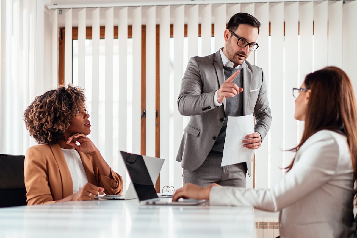 Lidera tu vida: cómo convivir con un jefe narcisista