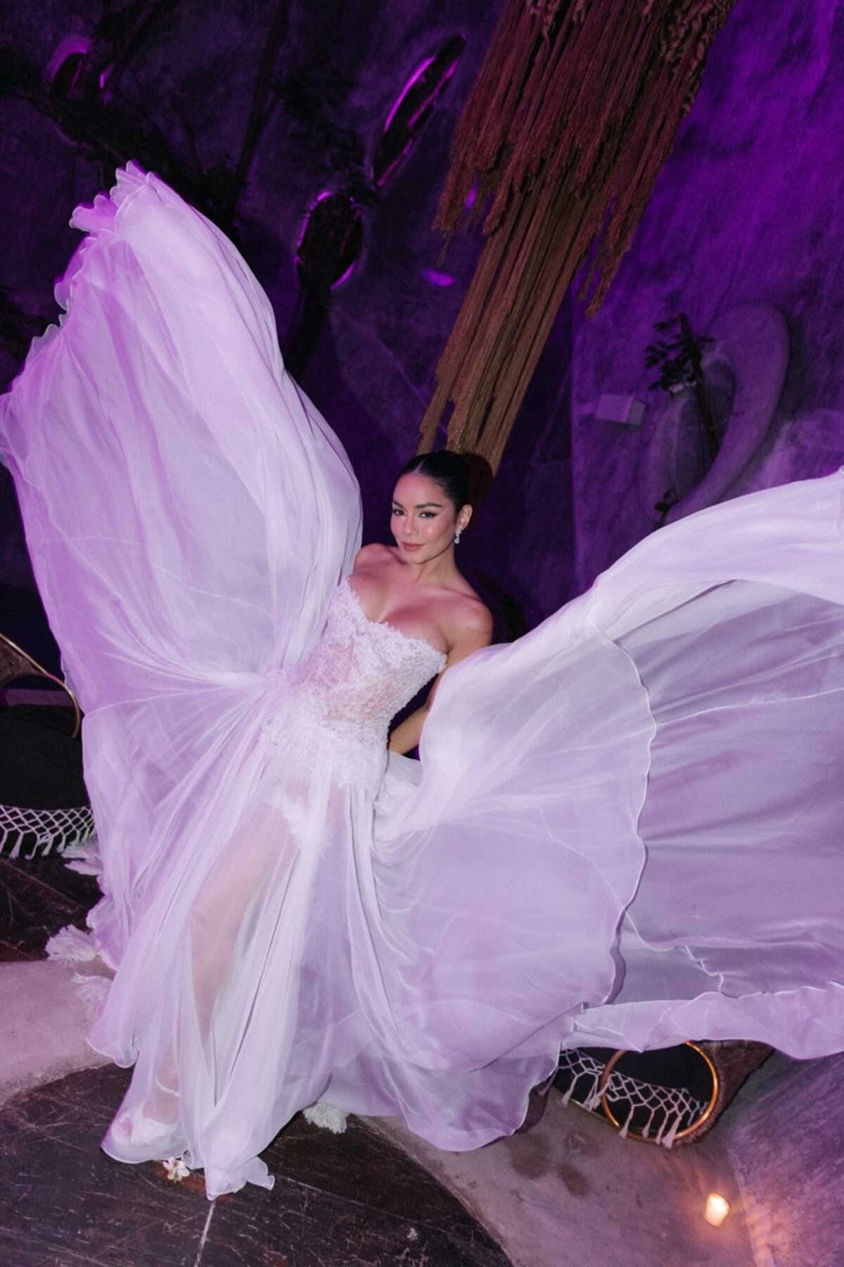 Vanessa Hudgens y su dos ‘looks’ de novia en México