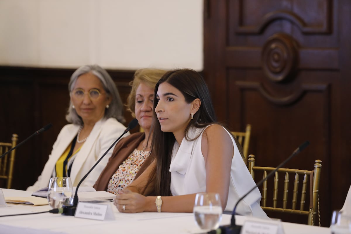 Maricel de Mulino, junto a sus hijas, en la primera reunión de transición en el Despacho de la Primera Dama