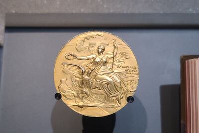 París muestra a través de las medallas un anecdotario de la historia olímpica